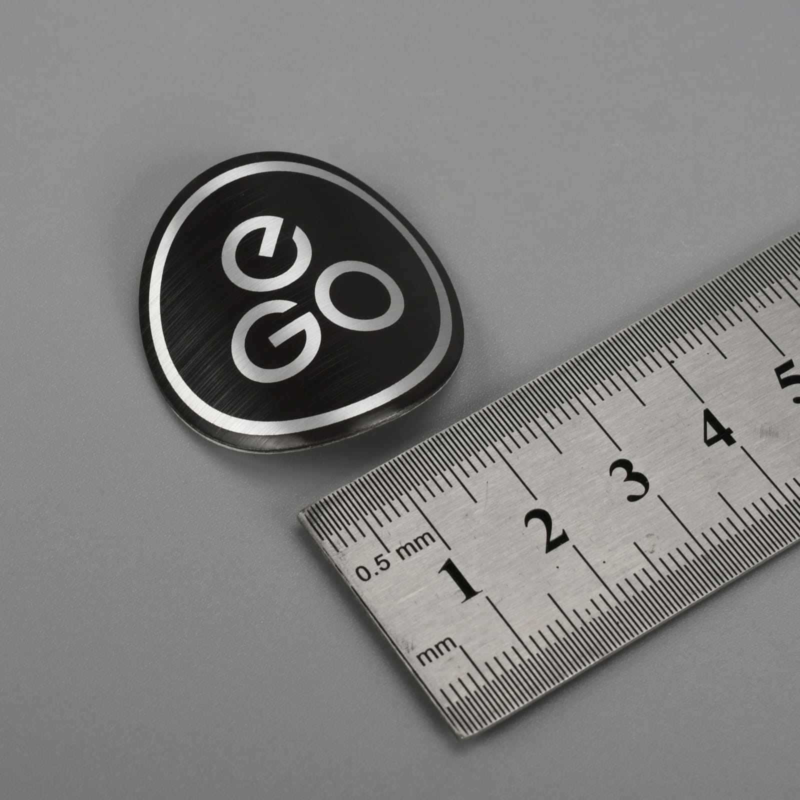 Metalen logoplaat met reliëf