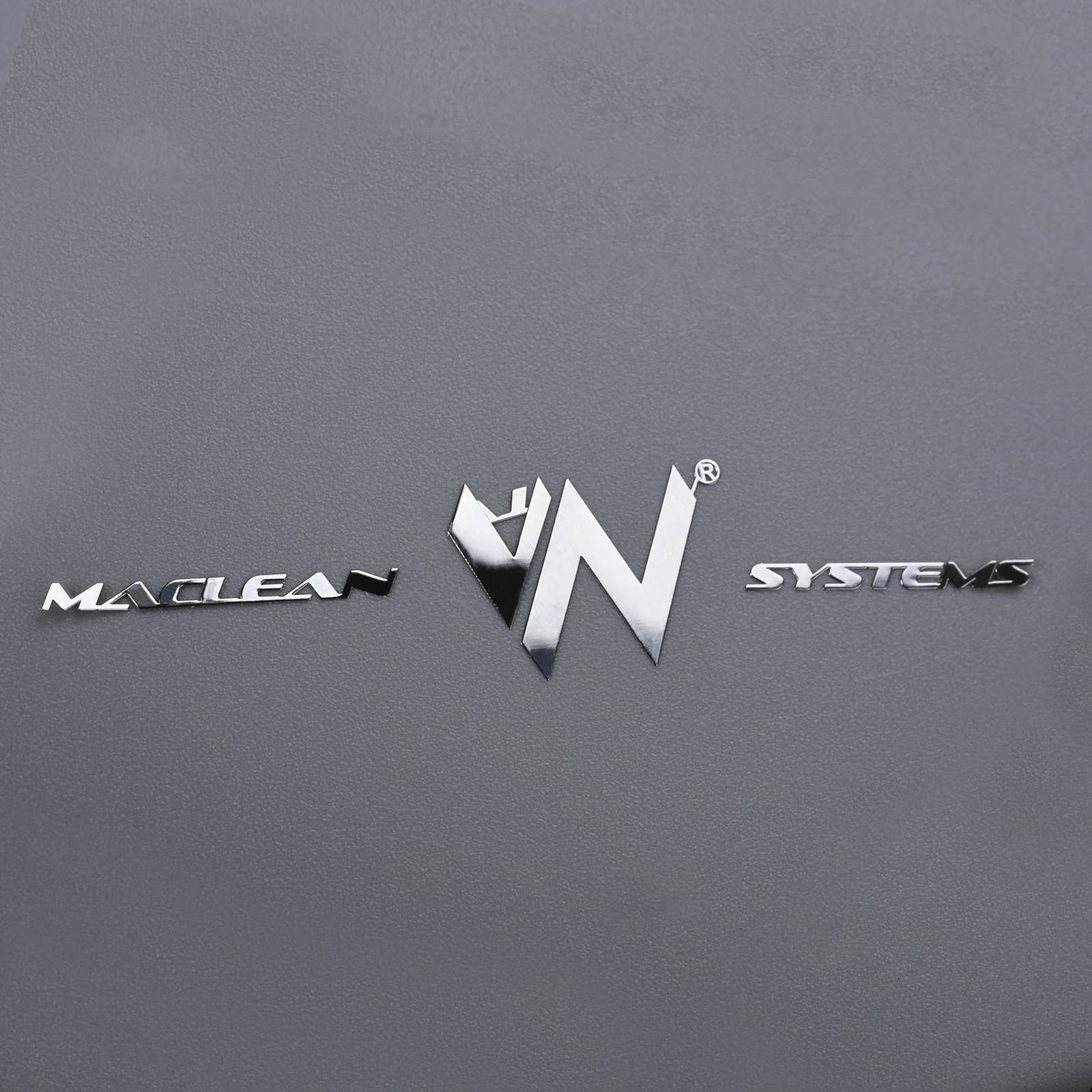 Logo met nikkelsticker in reliëf