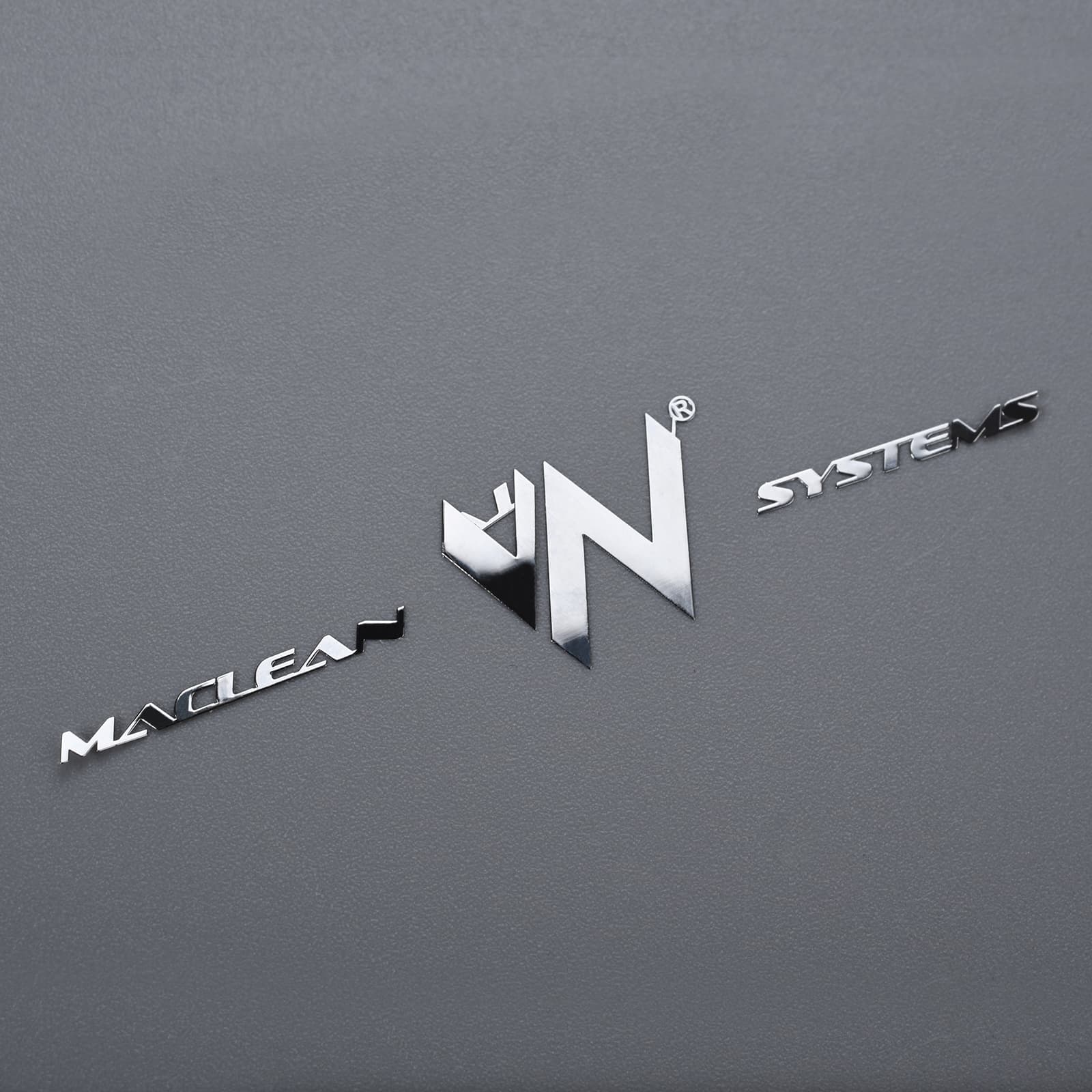 Logo met nikkelsticker in reliëf