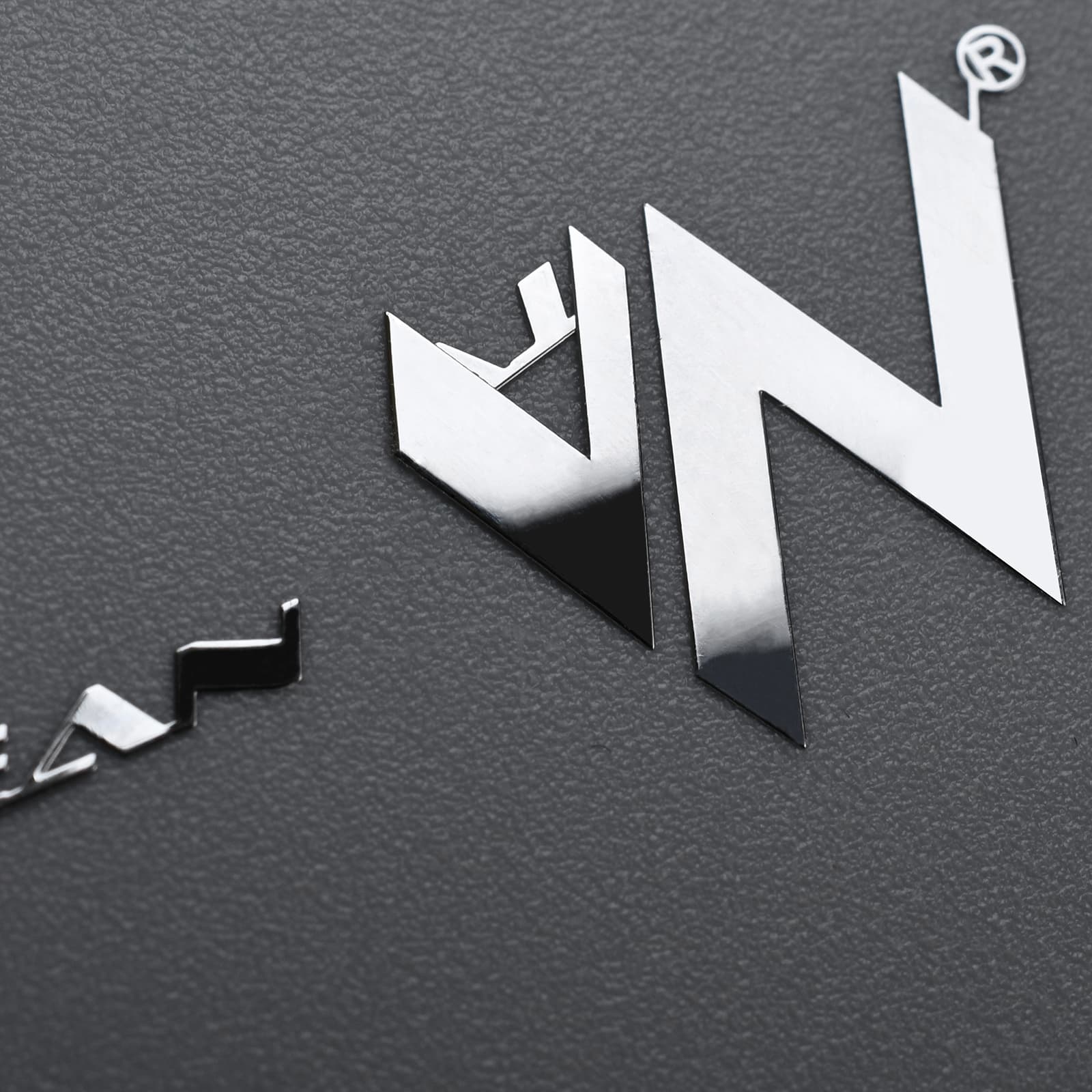 Logo met nikkelsticker in reliëf