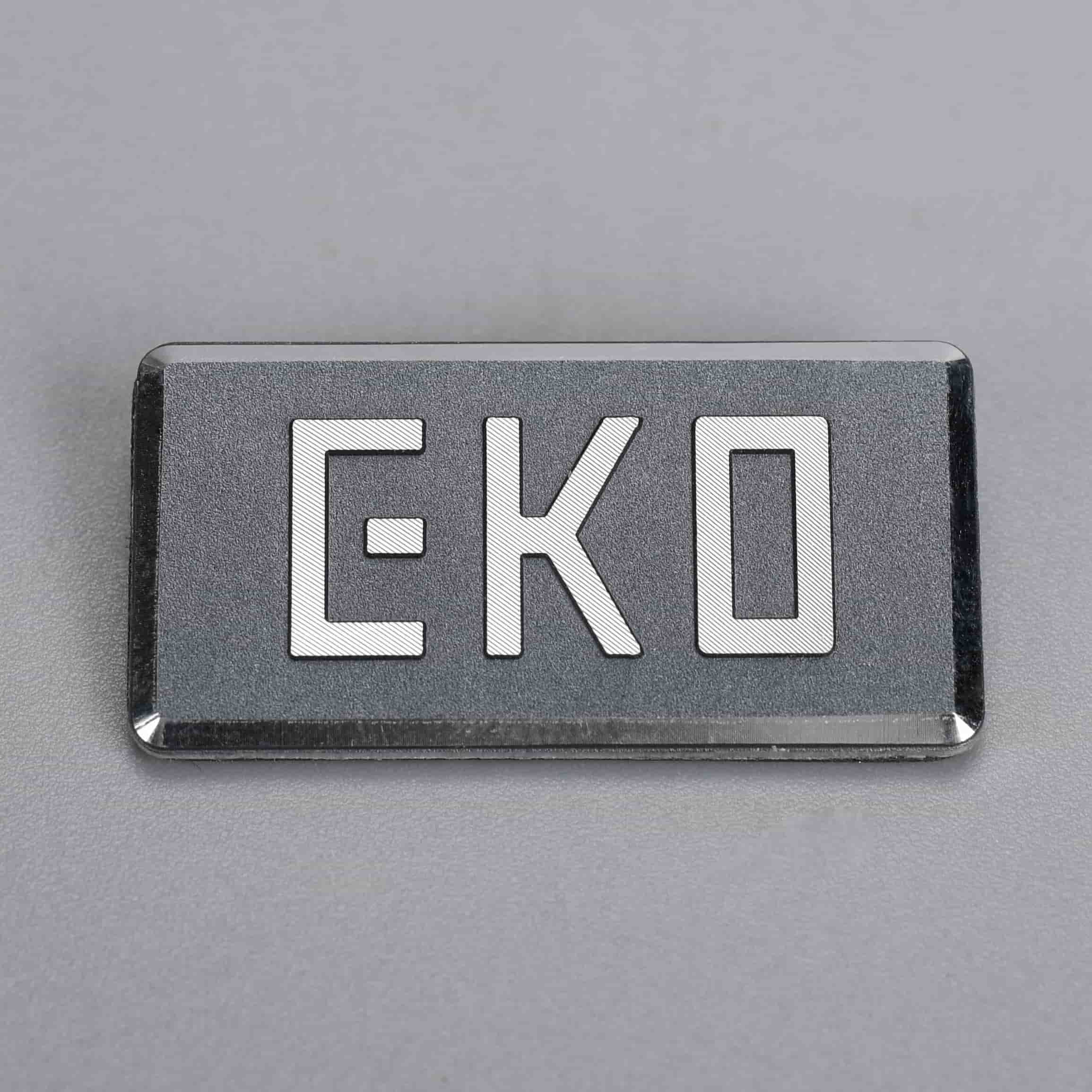 In reliëf gemaakt naamplaatje voor elektronica