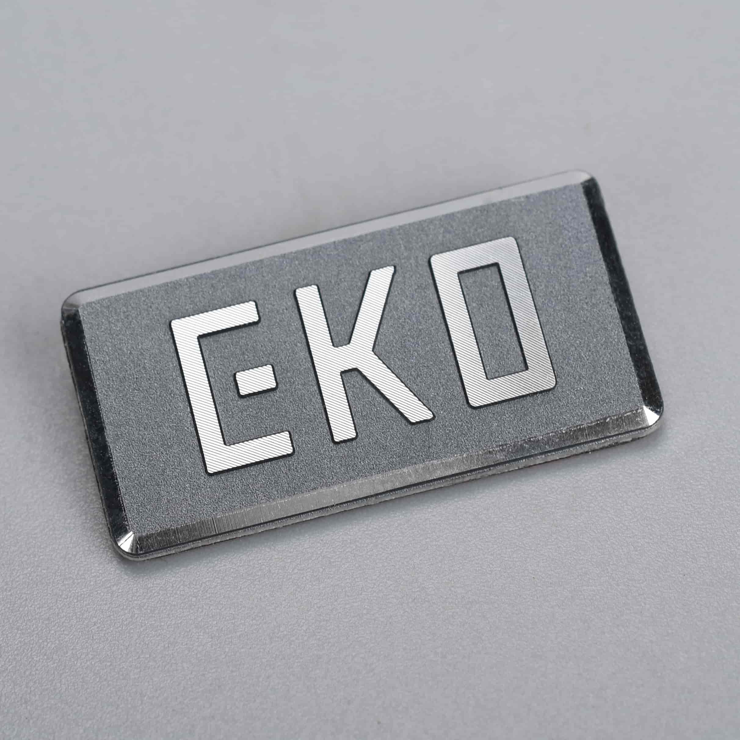 In reliëf gemaakt naamplaatje voor elektronica