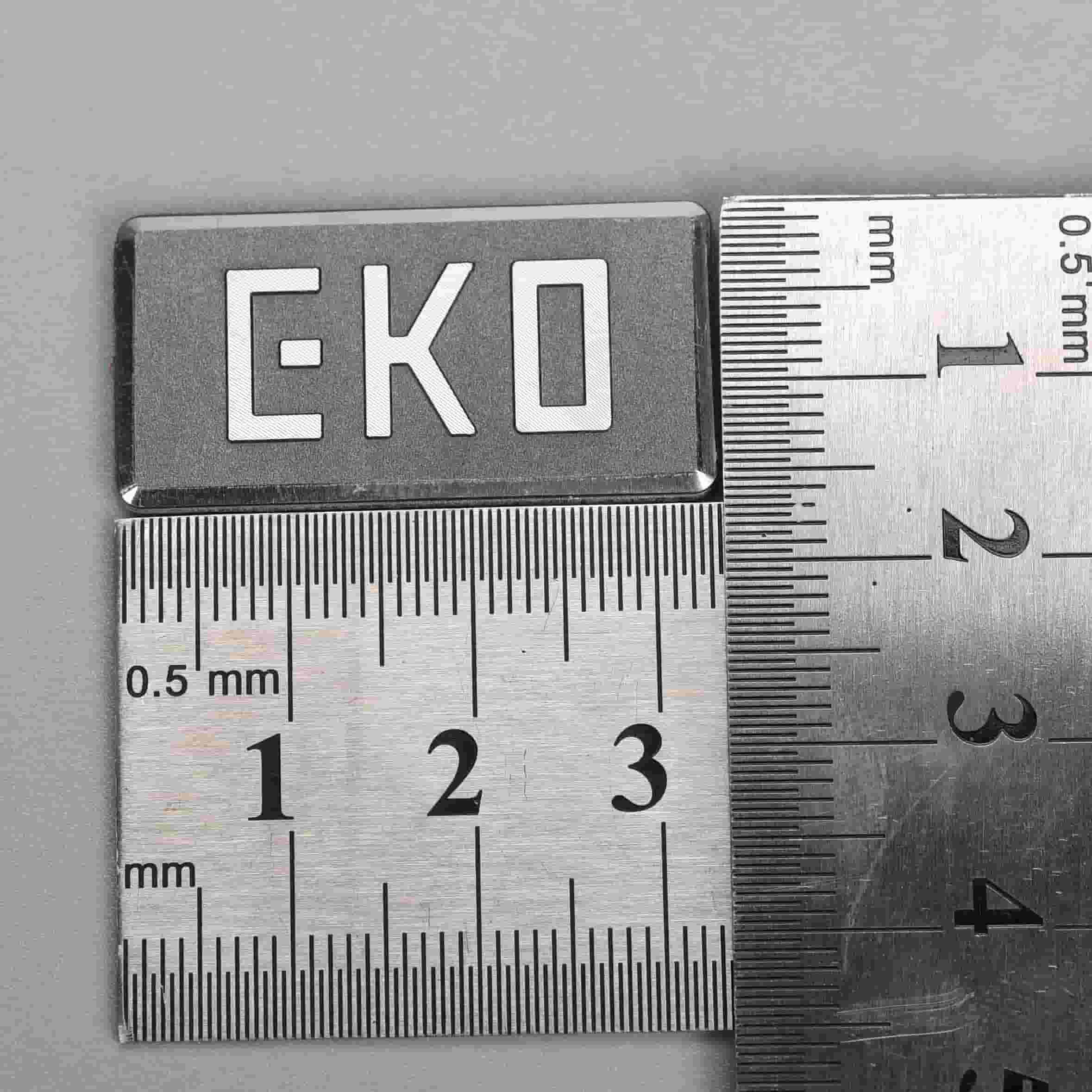 In reliëf gemaakt naamplaatje voor elektronica