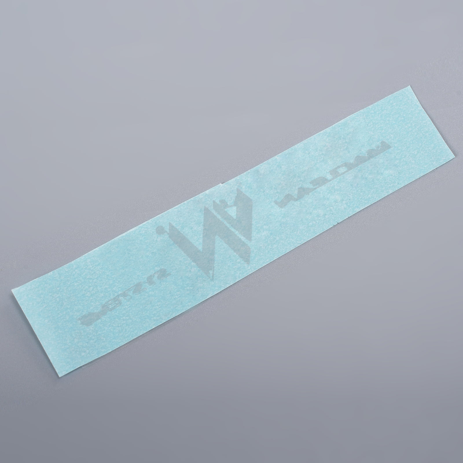 Logo met nikkelsticker in reliëf