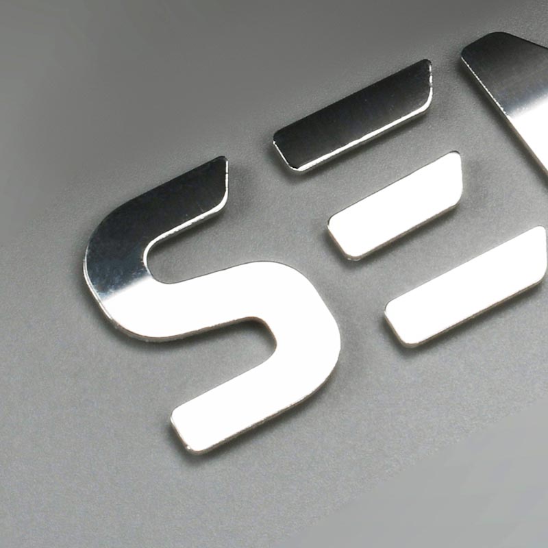 Logo gegraveerd metaal