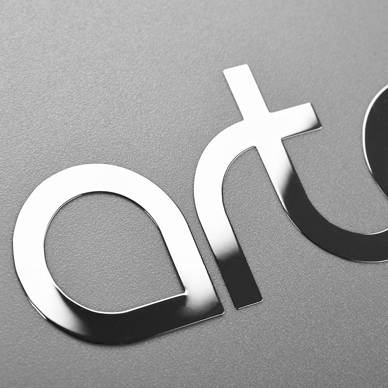 Metalen sticker-logo
