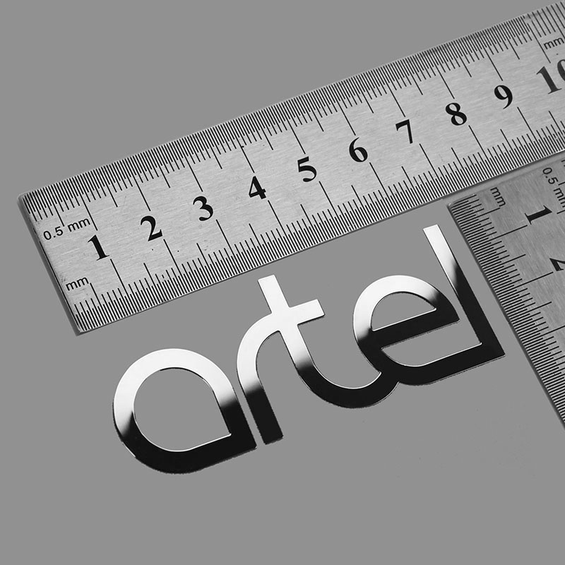Metalen sticker-logo