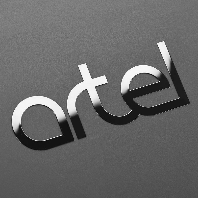 Metalen sticker-logo
