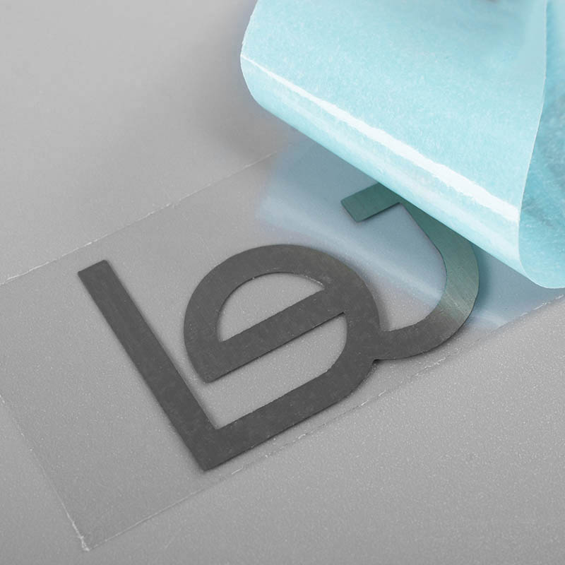 Metalen sticker-logo